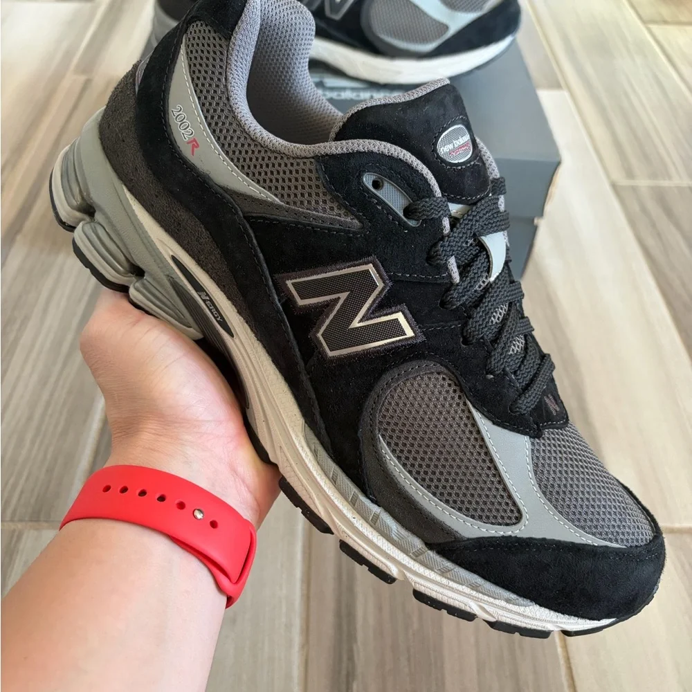Men's New Balance 2002R Sneakers Shoes - Black Grey U2002RC - Picture 5 of 8